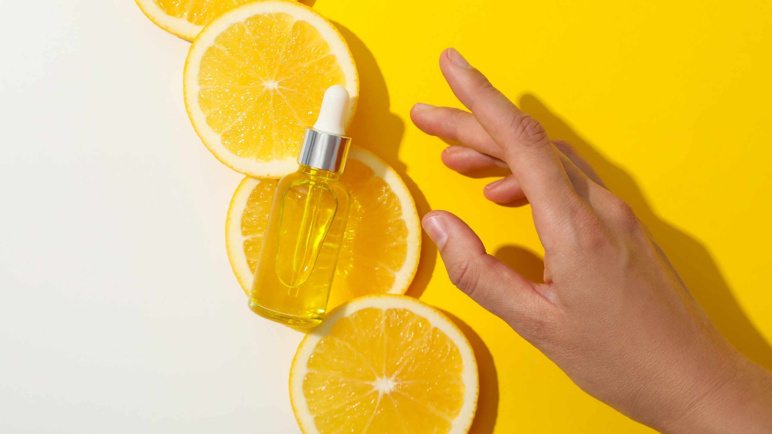 Paciente recibiendo un tratamiento de vitamina c en Marbella en clínica Estética Ochoa