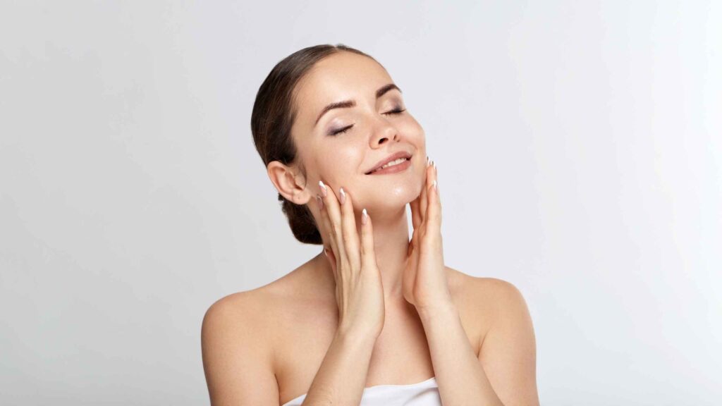 Paciente de Estética Ochoa mostrando los resultados naturales de un lifting facial sin cirugía en Marbella.